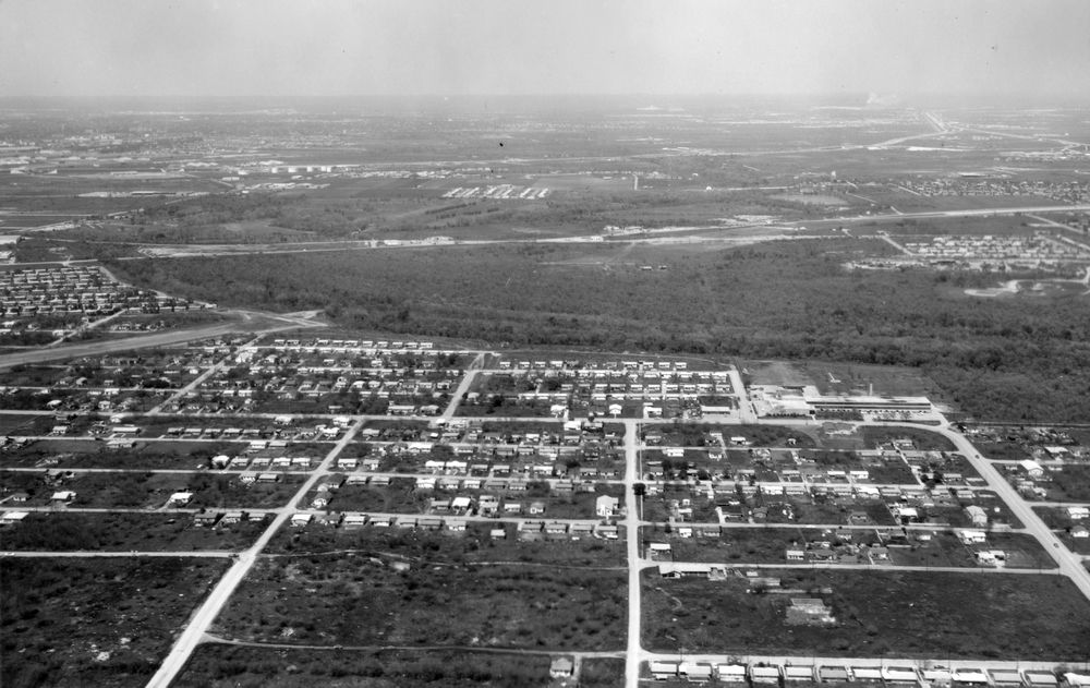 MLK-at-Wheatley-looking-N-1966